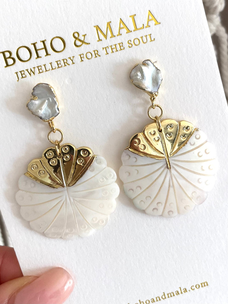 
                  
                    Boho & Mala Grand Shell Gold Plated Earrings PSE10030
                  
                