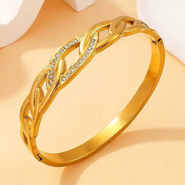 
                  
                    Celeste Link waterproof gold bracelet featuring oversized chain links with sparkling cubic zirconia accents in PVD gold-plated stainless steel. Tarnish-free everyday jewellery by Boho & Mala.
                  
                